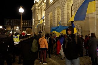 Lidé před Národním muzeem protestovali za návrat ukrajinské vlajky - Novinky